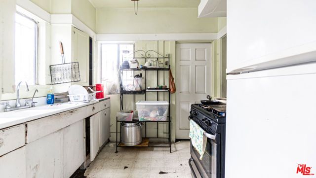 4913 Melrose Avenue, Los Angeles, CA 90029