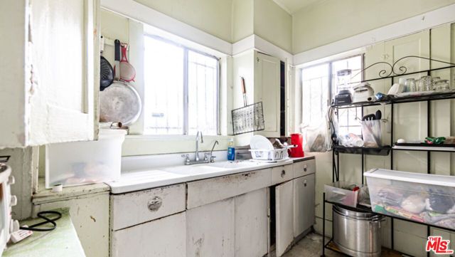 4913 Melrose Avenue, Los Angeles, CA 90029