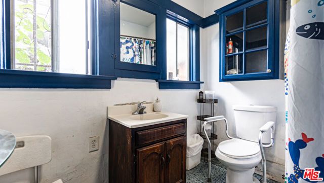 4913 Melrose Avenue, Los Angeles, CA 90029