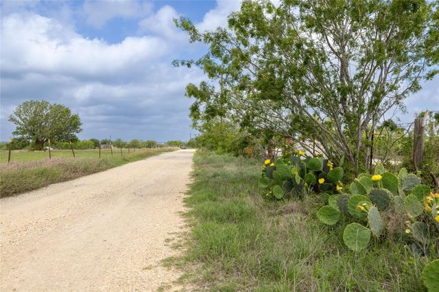 230 Sunkist DR, Lockhart, TX 78644