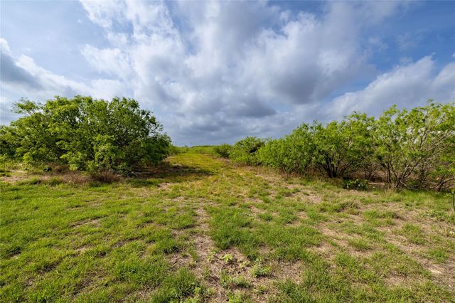 230 Sunkist DR, Lockhart, TX 78644