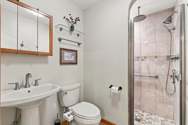 2047 Mccoy Road, Upper Arlington, OH 43220