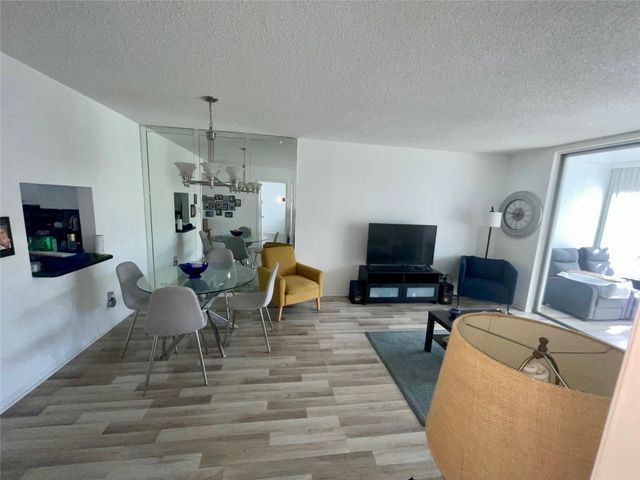 5860 NW 64th Avenue 206, Tamarac, FL 33319