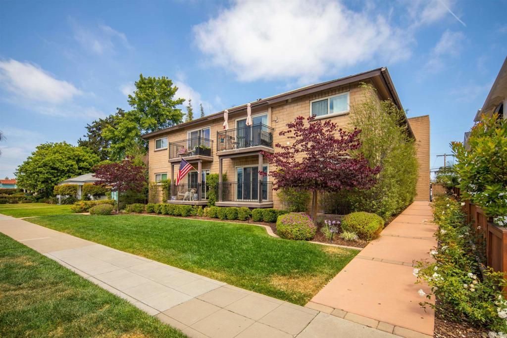 Image 1 of property listing at 933 D Avenue, Coronado, CA 92118