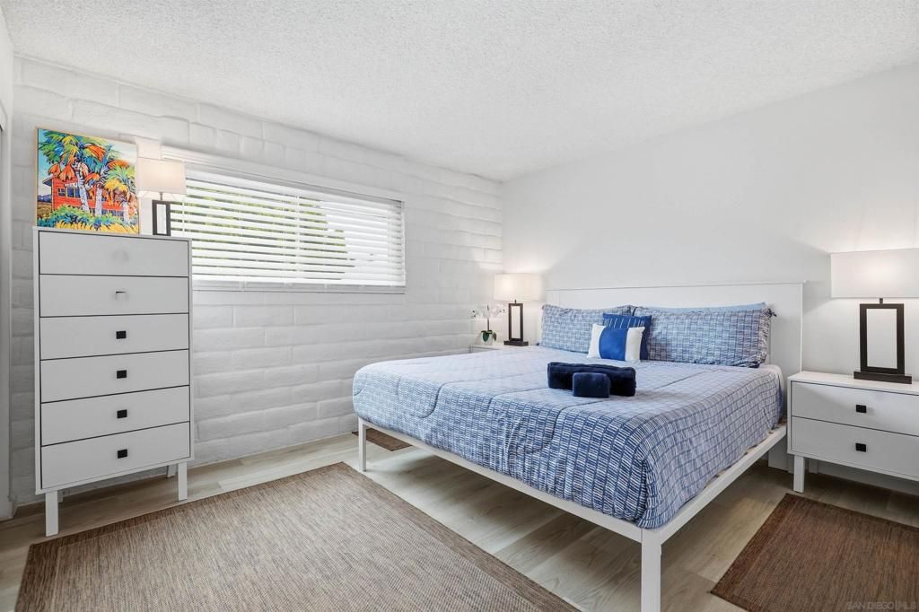 Image 12 of property listing at 933 D Avenue, Coronado, CA 92118