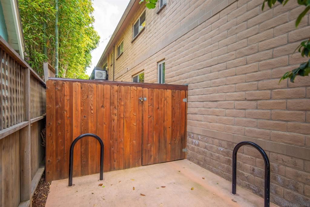 Image 16 of property listing at 933 D Avenue, Coronado, CA 92118