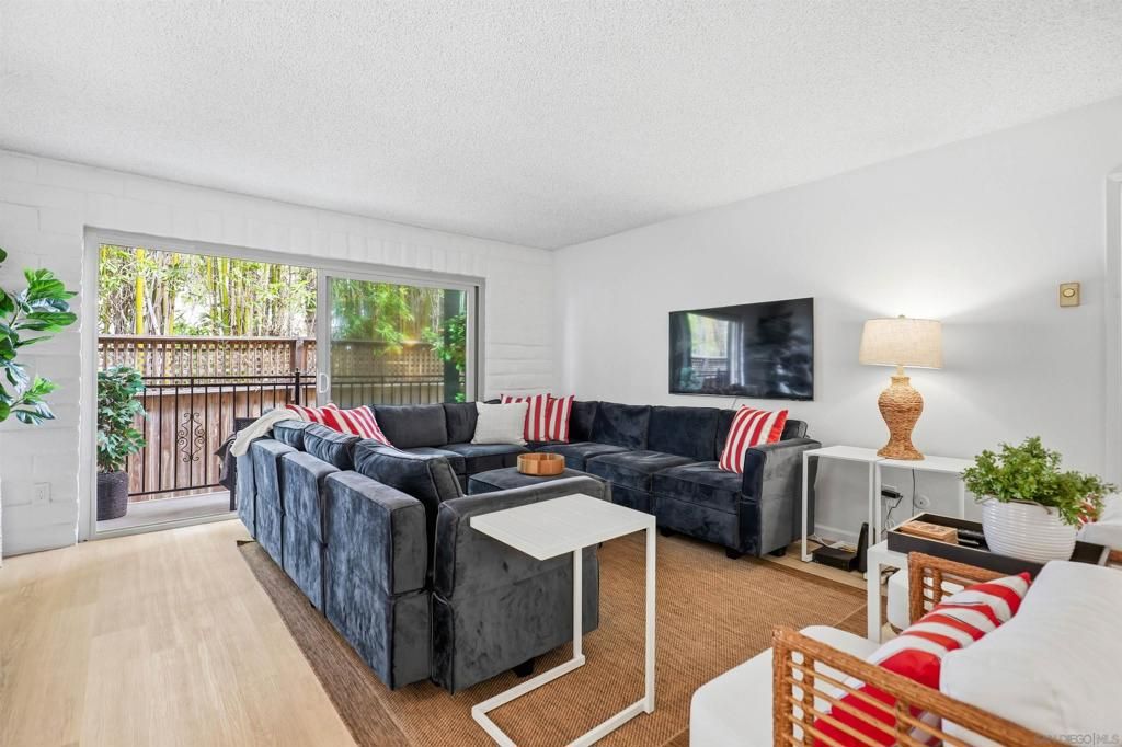 Image 3 of property listing at 933 D Avenue, Coronado, CA 92118