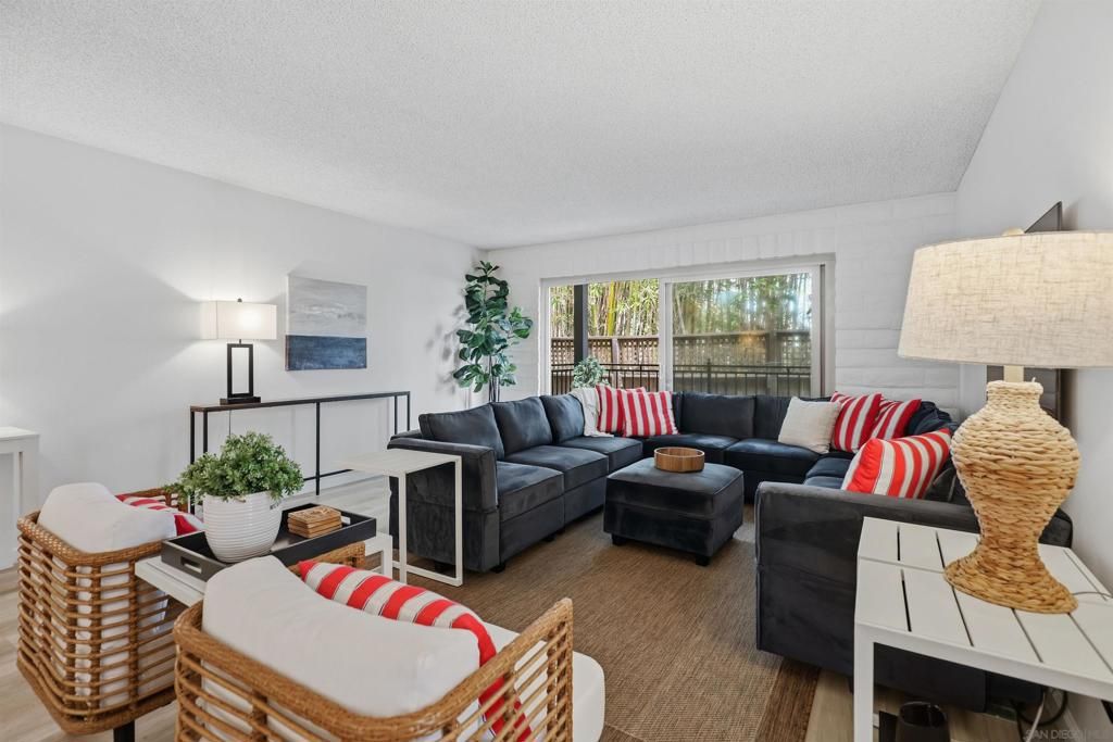 Image 4 of property listing at 933 D Avenue, Coronado, CA 92118