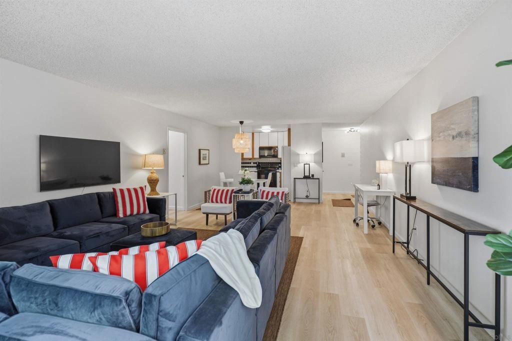 Image 6 of property listing at 933 D Avenue, Coronado, CA 92118