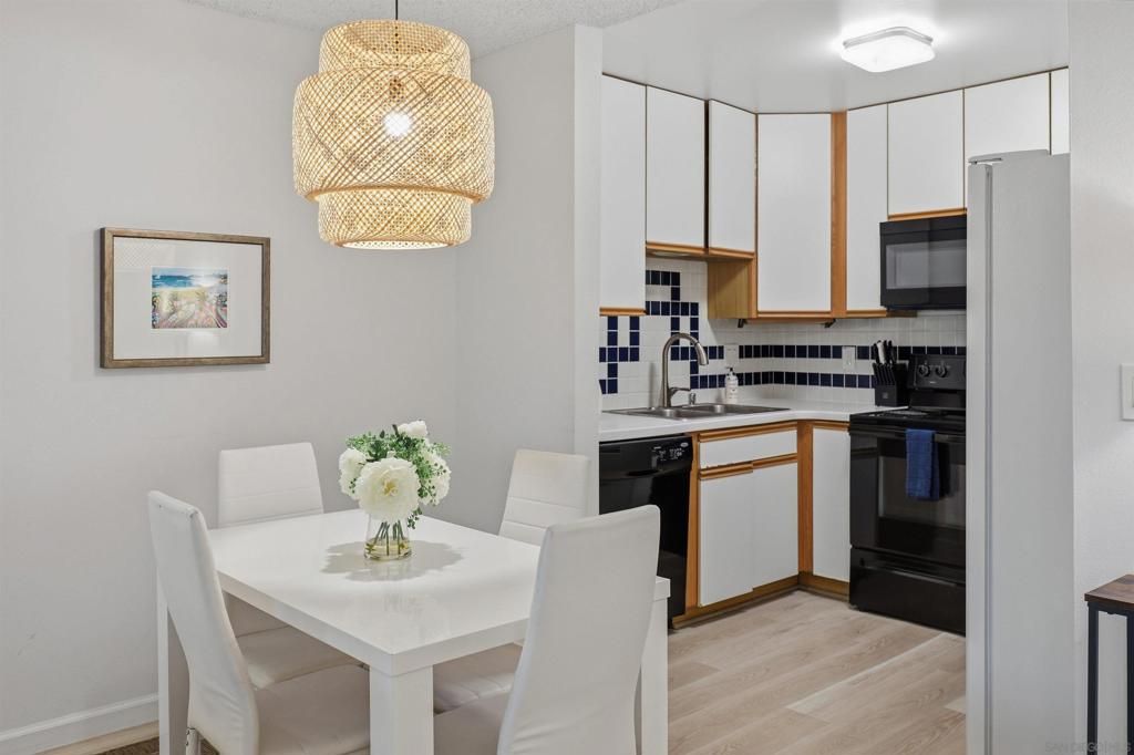 Image 7 of property listing at 933 D Avenue, Coronado, CA 92118