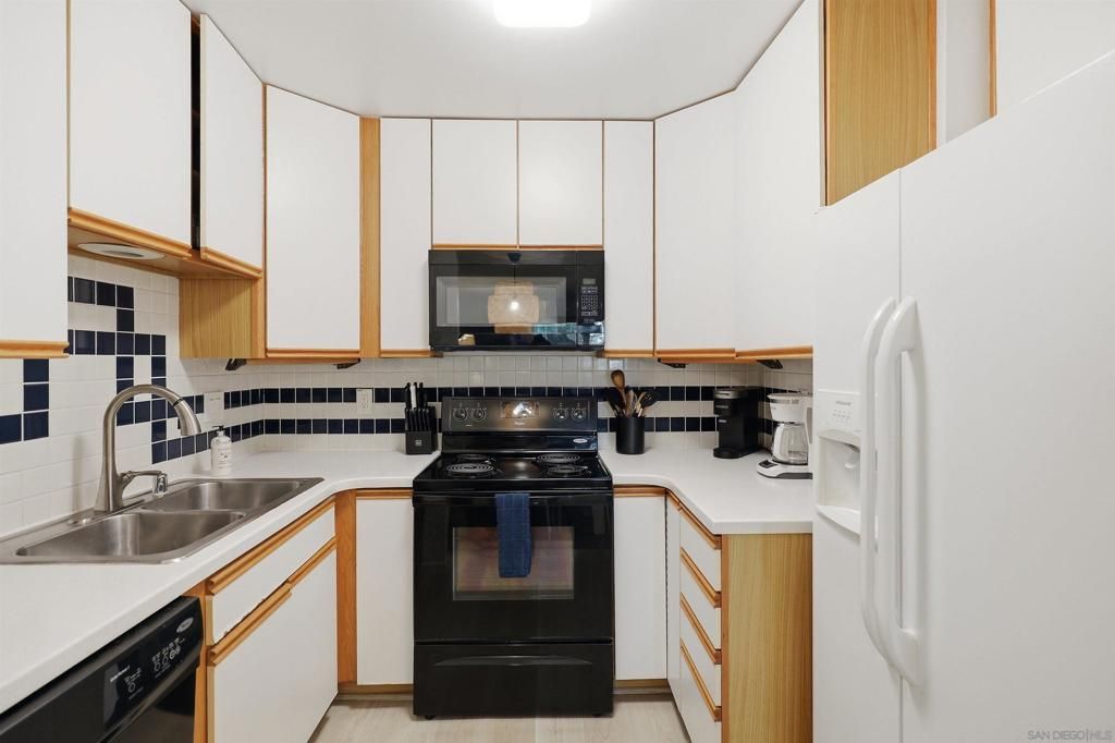 Image 8 of property listing at 933 D Avenue, Coronado, CA 92118