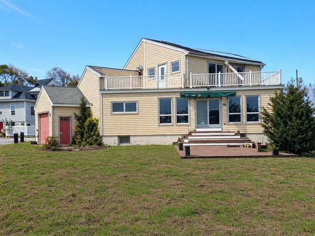 15 Bay St, Hull, MA 02045