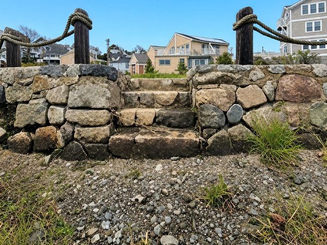 15 Bay St, Hull, MA 02045