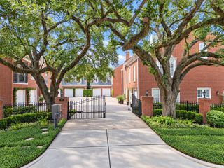 2902 W Lane Drive G, Houston, TX 77027