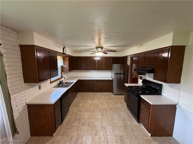 184 Circle View Drive, New Middletown, OH 44442