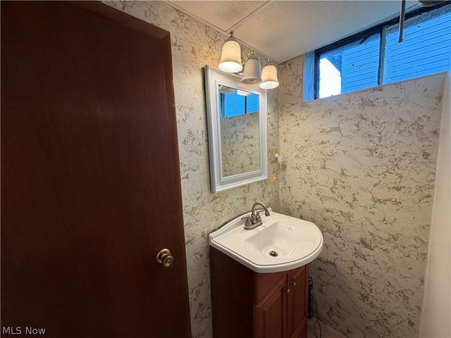184 Circle View Drive, New Middletown, OH 44442