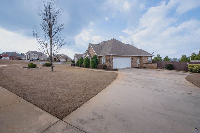 101 Falls Drive, Bonaire, GA 31005