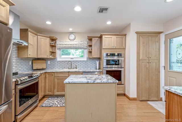 276 Parkway Drive, Calverton, NY 11933