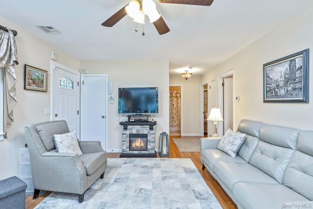 276 Parkway Drive, Calverton, NY 11933