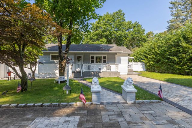 276 Parkway Drive, Calverton, NY 11933