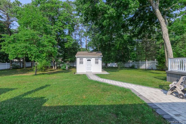 276 Parkway Drive, Calverton, NY 11933