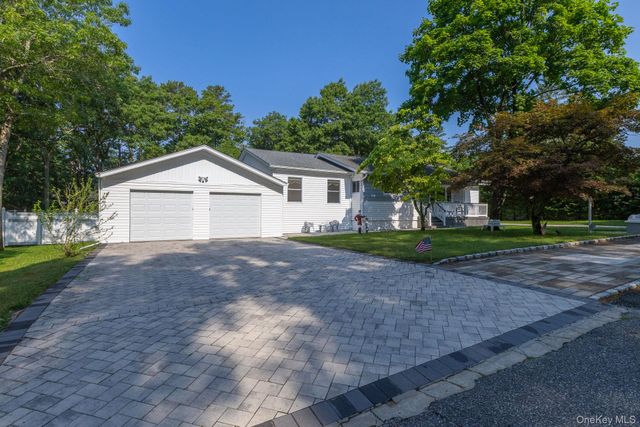 276 Parkway Drive, Calverton, NY 11933