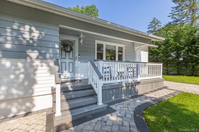 276 Parkway Drive, Calverton, NY 11933
