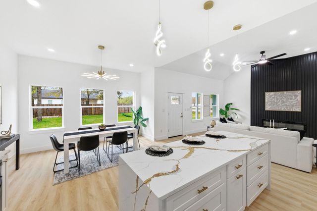 103 Kawainui LN, Bastrop, TX 78602