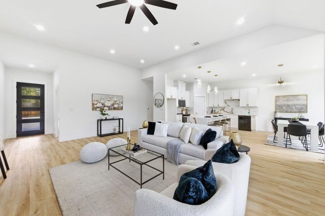 103 Kawainui LN, Bastrop, TX 78602