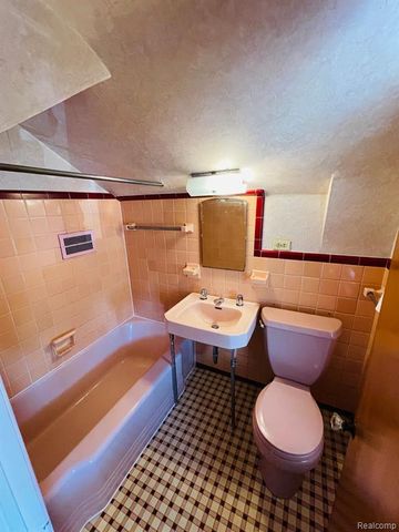 9327 Cloverlawn Street, Detroit, MI 48204