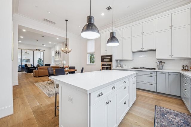 1270 Wood Hollow Drive, Houston, TX 77057