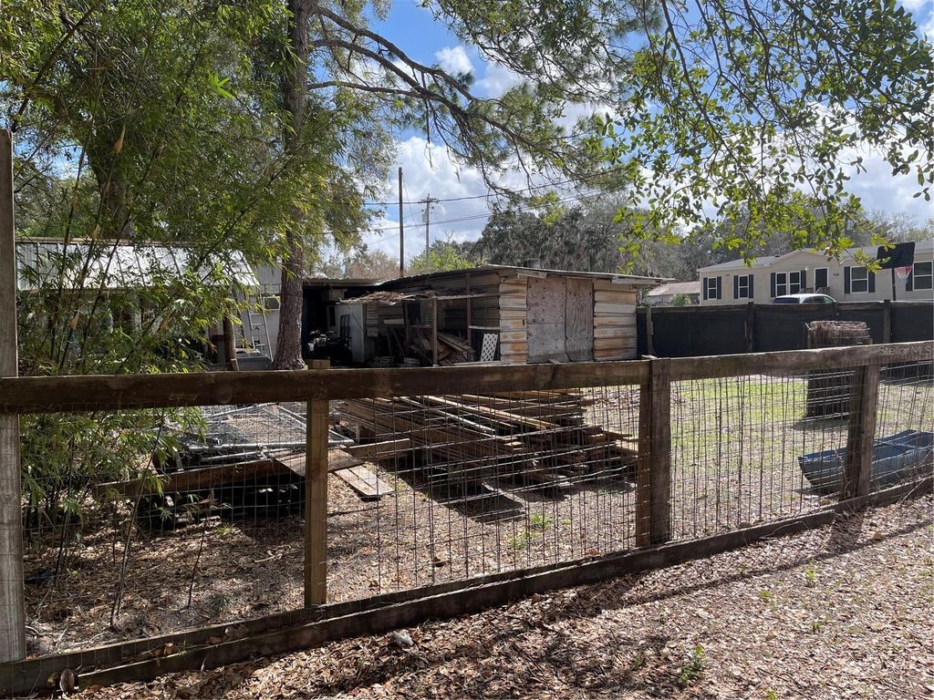 Image 2 of property listing at 18569 SE 22ND LANE, Silver Springs, FL 34488