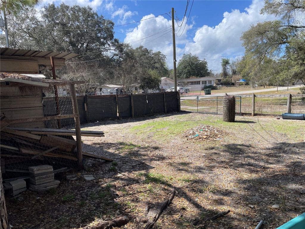 Image 5 of property listing at 18569 SE 22ND LANE, Silver Springs, FL 34488