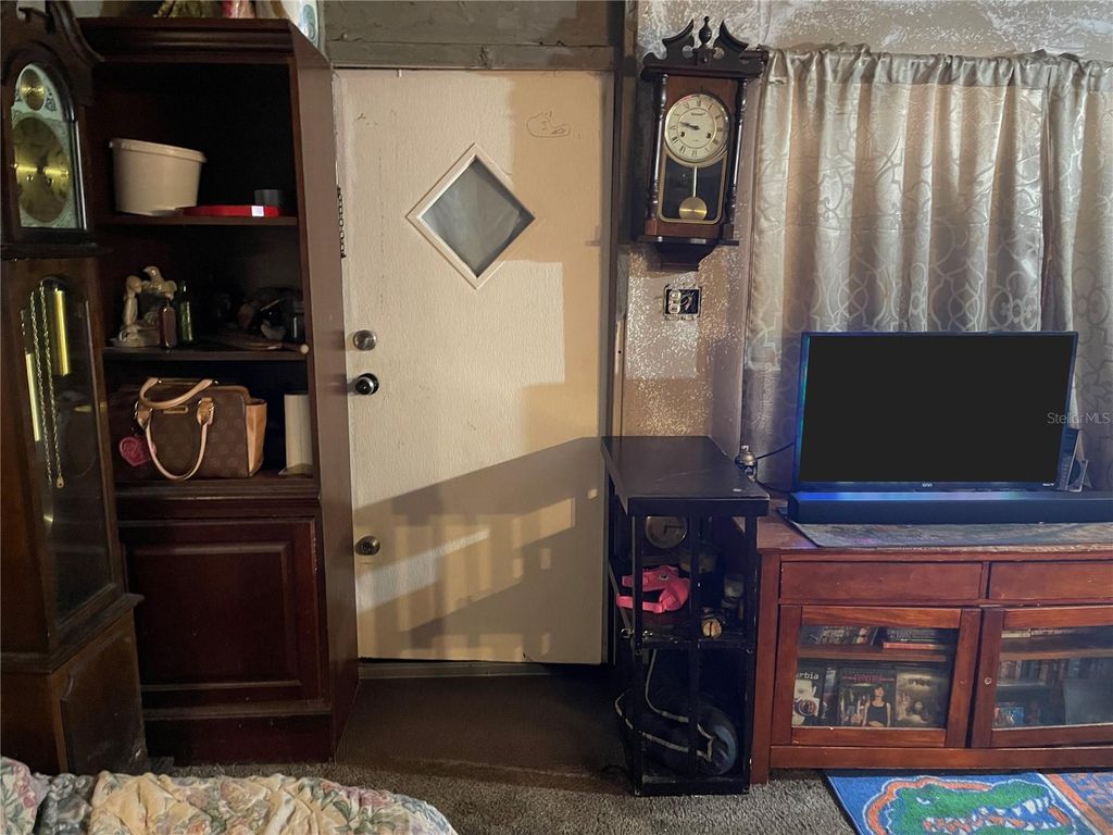 Image 7 of property listing at 18569 SE 22ND LANE, Silver Springs, FL 34488