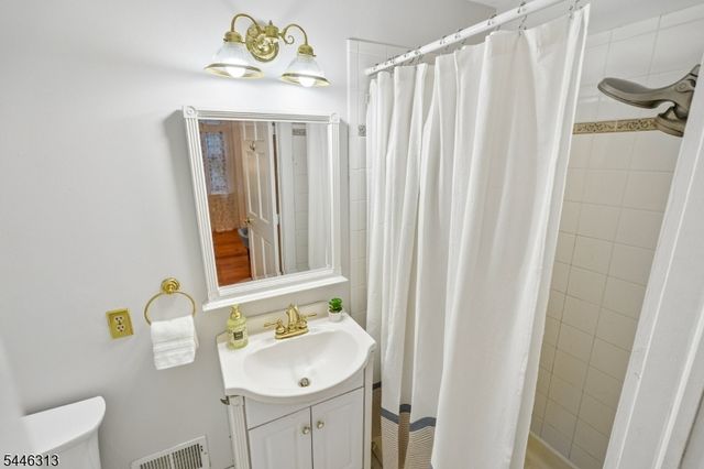 112 Flocktown Rd, Washington Twp., NJ 07853