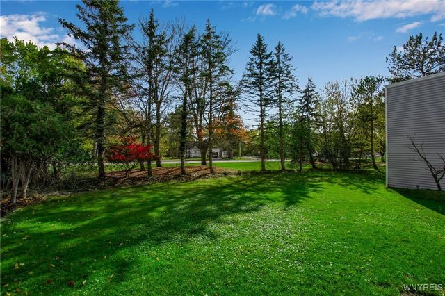 10 Woodmoor Circle, Amherst, NY 14051