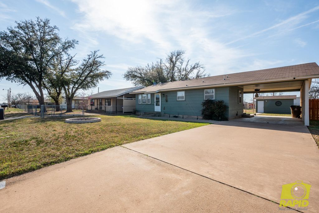 Image 3 of property listing at 463 E 40th Street, San Angelo, TX 76903