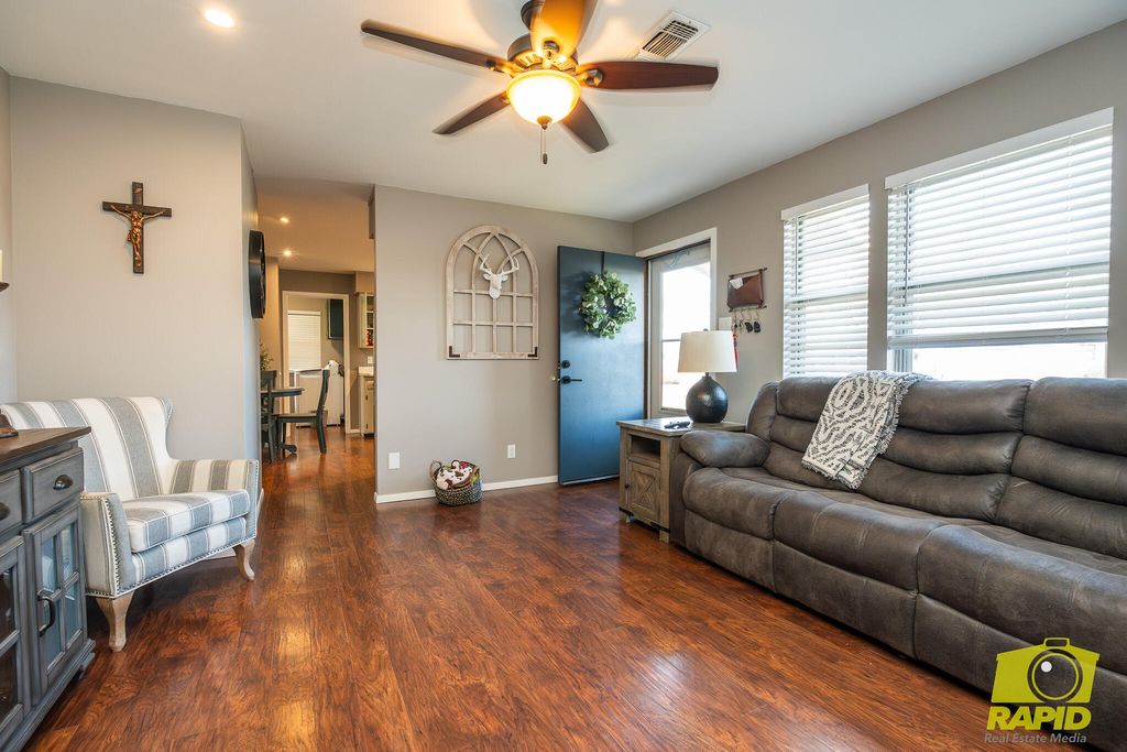 Image 6 of property listing at 463 E 40th Street, San Angelo, TX 76903