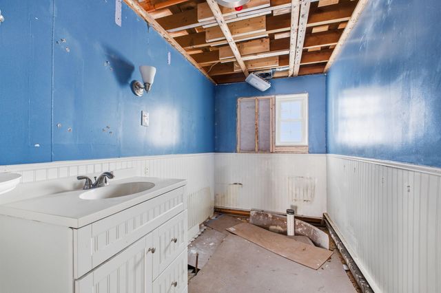 77 Straw Road, Manchester, NH 03102