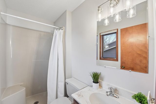 1270 Burke Avenue W, Roseville, MN 55113