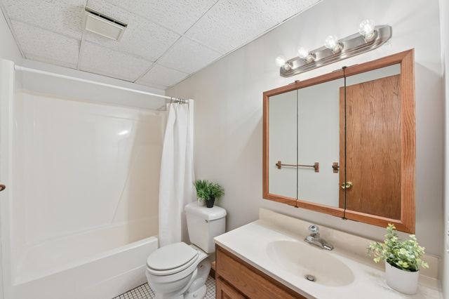 1270 Burke Avenue W, Roseville, MN 55113