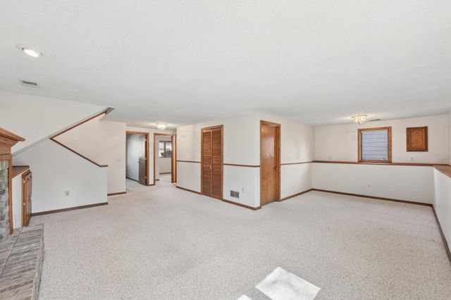 1270 Burke Avenue W, Roseville, MN 55113