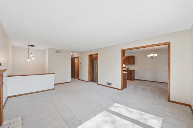 1270 Burke Avenue W, Roseville, MN 55113