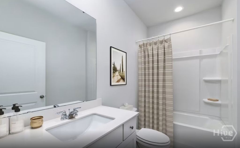 Image 10 of property listing at 186 Elwood Road, Richmond Hill, GA 31324