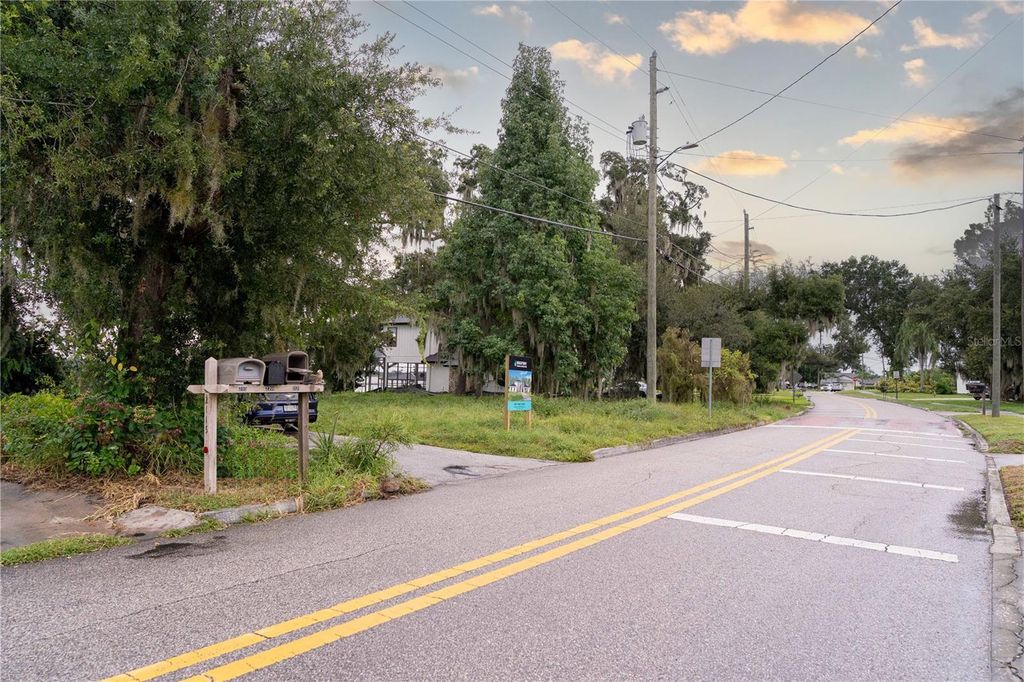 Image 29 of property listing at 2121 NELA AVENUE, Belle Isle, FL 32809