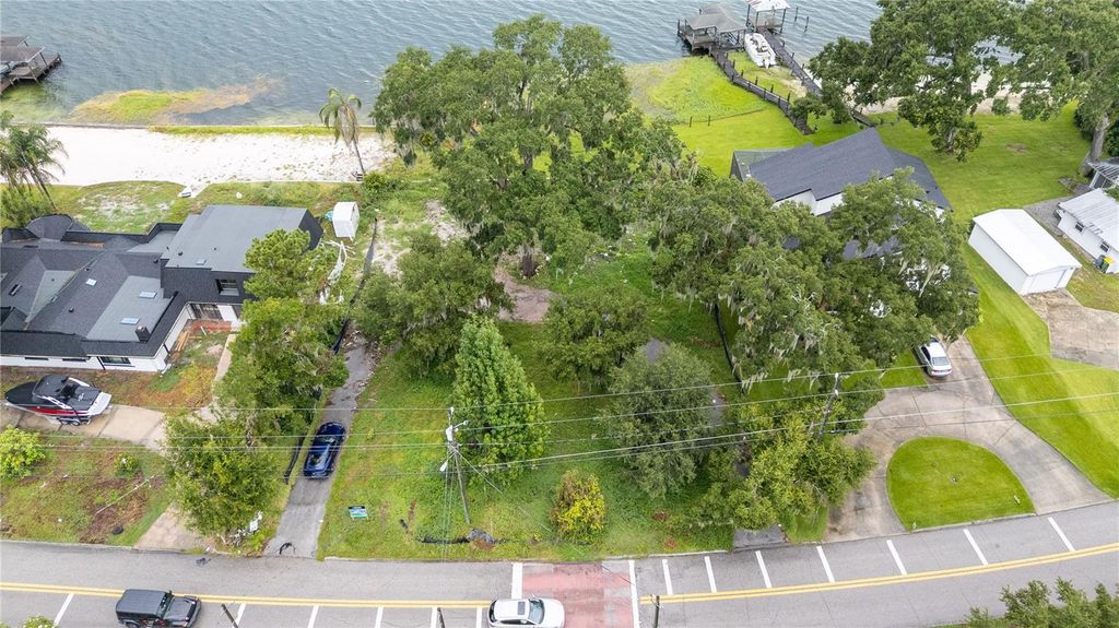 Image 4 of property listing at 2121 NELA AVENUE, Belle Isle, FL 32809