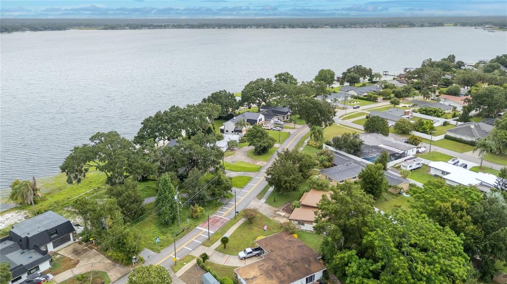 Image 10 of property listing at 2121 NELA AVENUE, Belle Isle, FL 32809