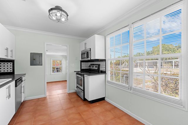 5901 Garden Avenue, West Palm Beach, FL 33405