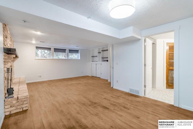 1230 S 164 Avenue, Omaha, NE 68130