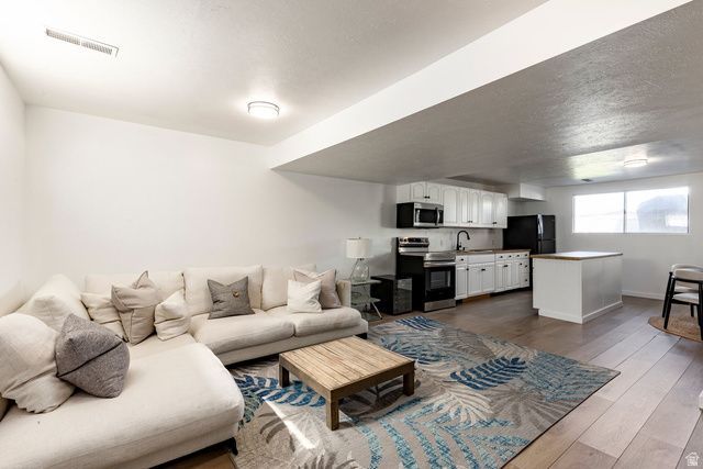 9977 S 3265 W, South Jordan, UT 84095